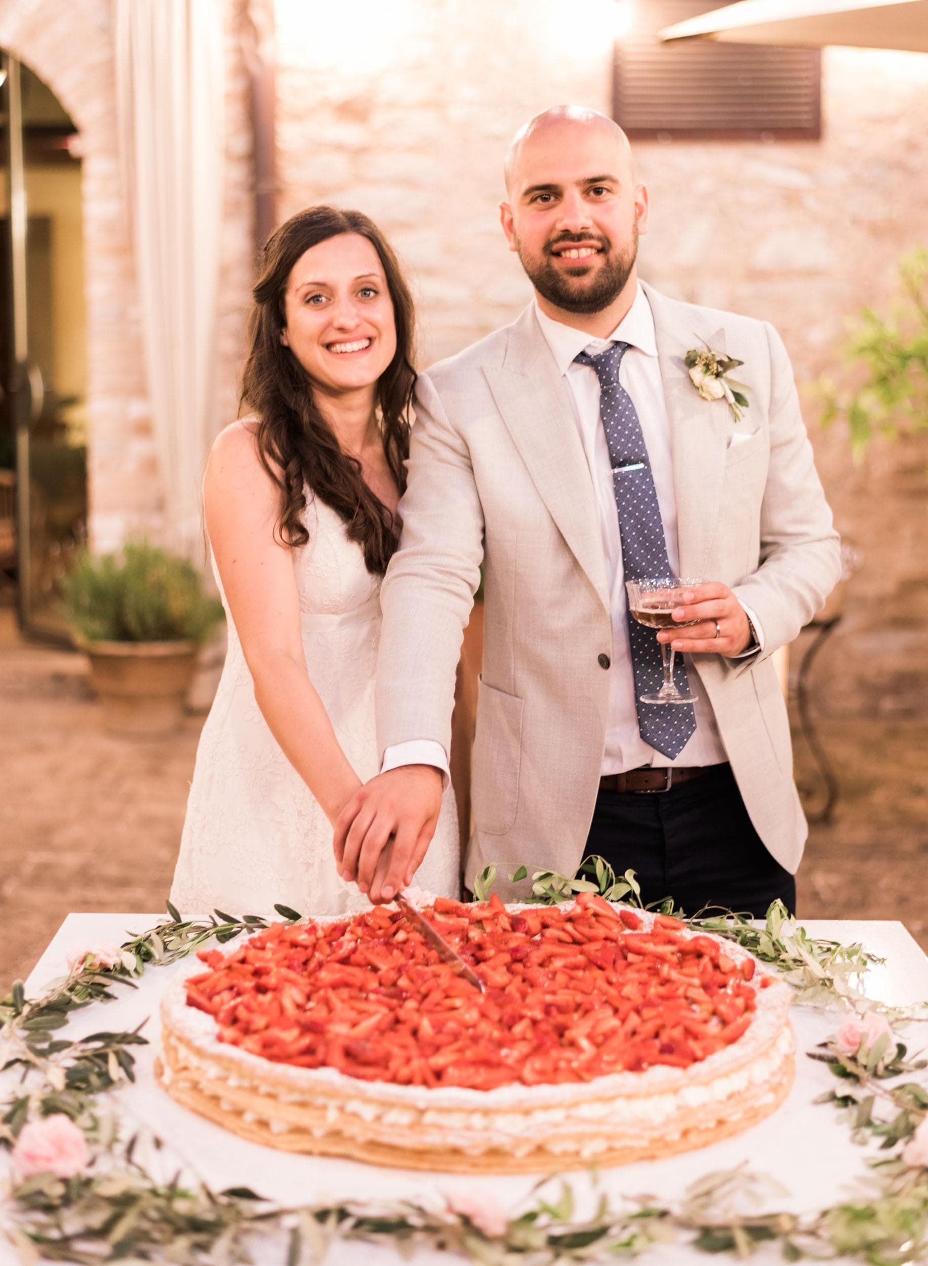 Cutting a crostata di fragole instead of a wedding cake