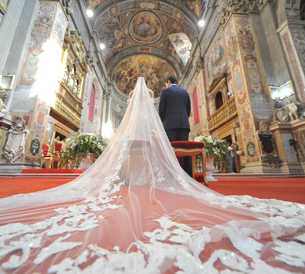 A cathedral-length lace veil down the aisle, a Roman basilica, Alfredo and Marsia's wedding, Fiori Amore e Fantasia, Rome, Italy
