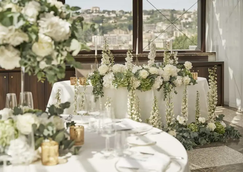 A wedding banquet in Le Pavillon, the Bay of Naples beyond