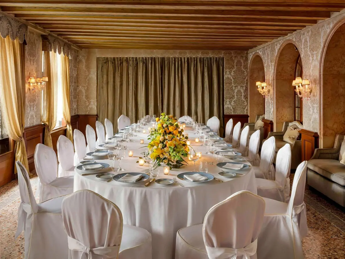 The Salone Gritti dressed with a round banquet table