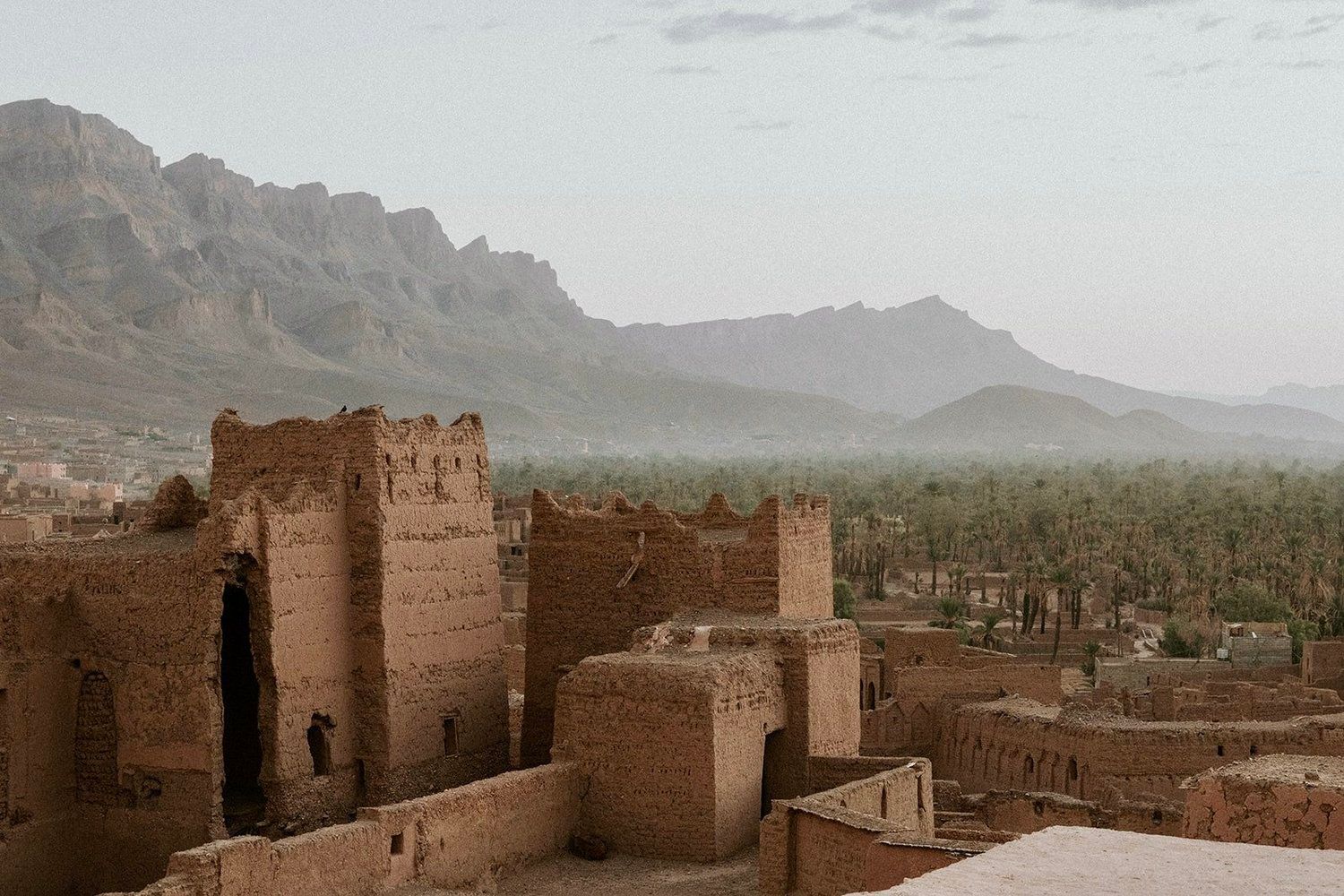 The fortress in the Drâa Valley, beneath the mountains