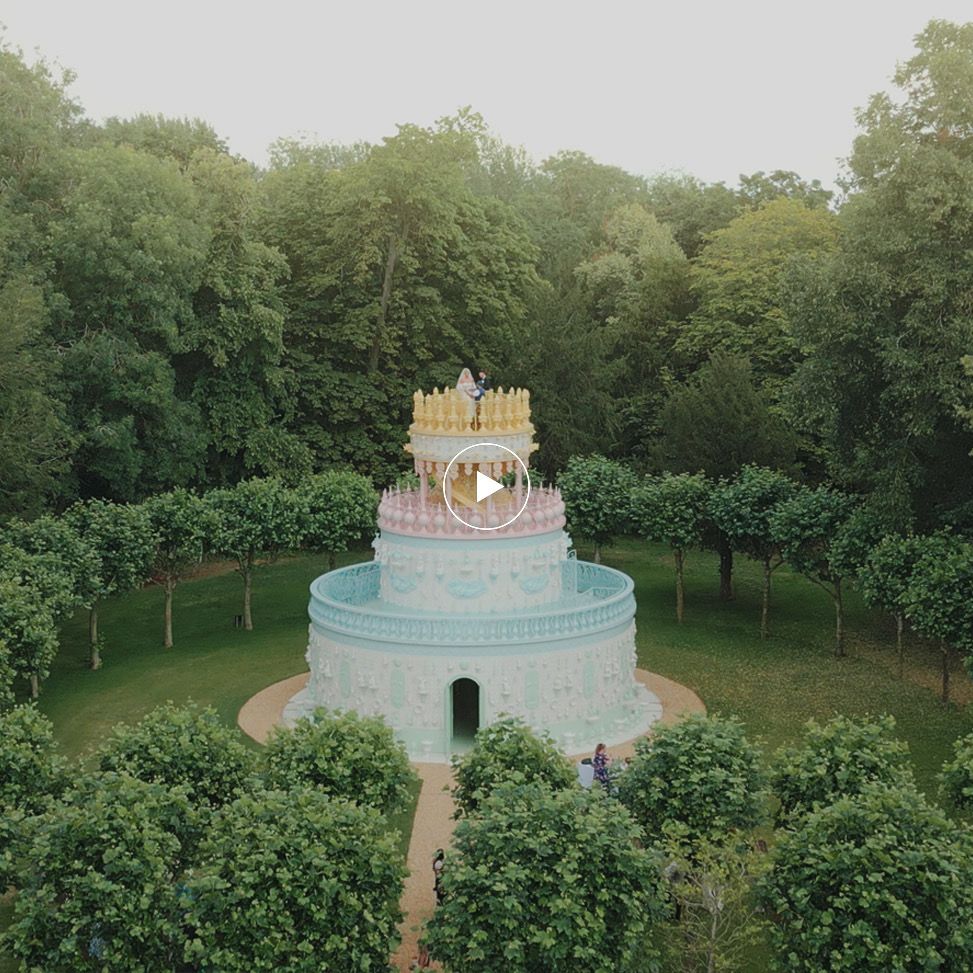 The wedding cake on the lawn