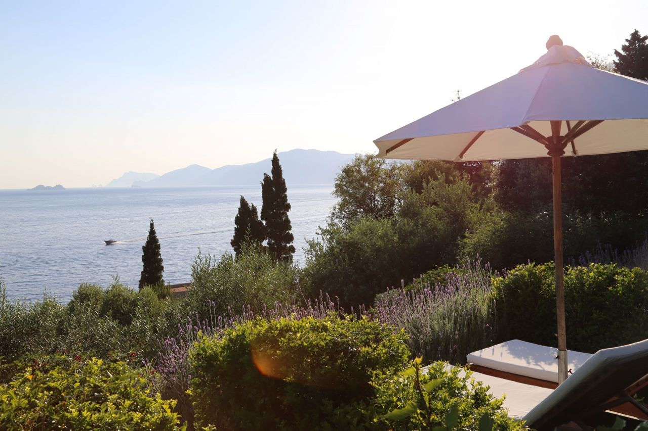 The infinity pool and sea-view terraces at Ca' P'a Casa Privata, Praiano