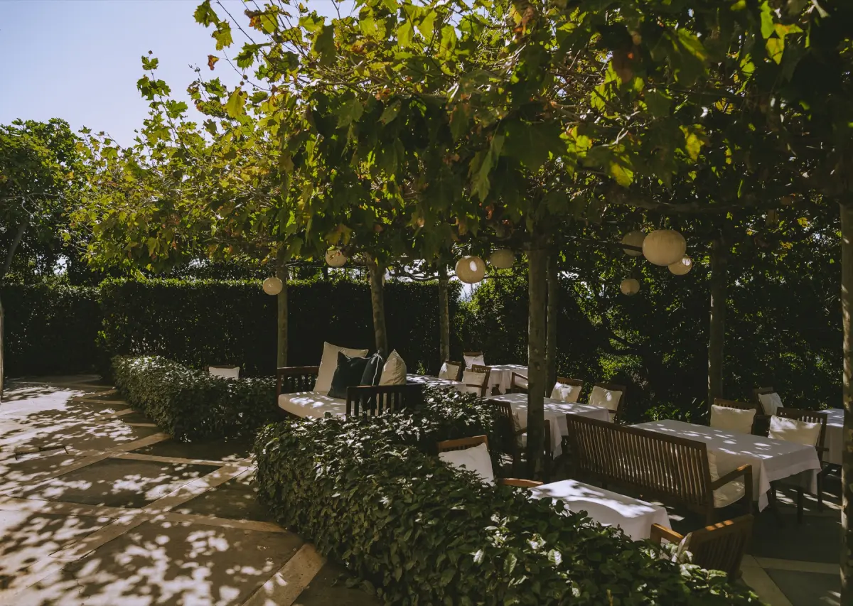 Dining under the garden pergola at Ca' P'a Casa Privata