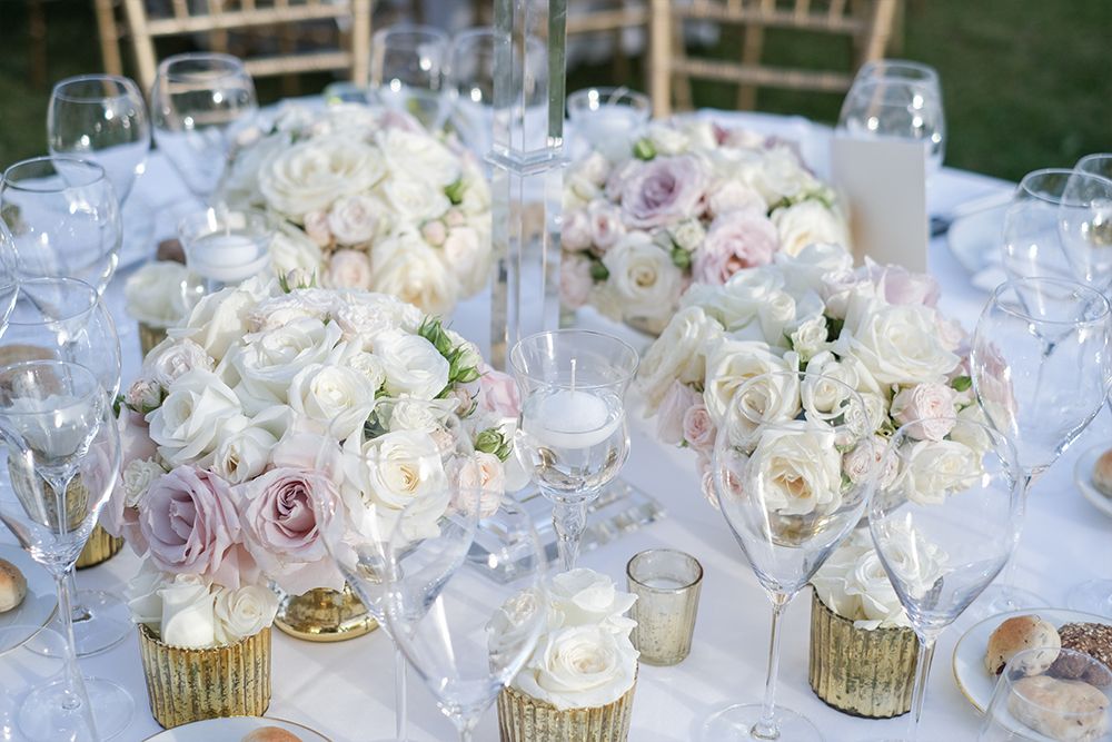 A centrepiece of blush and white roses, detail