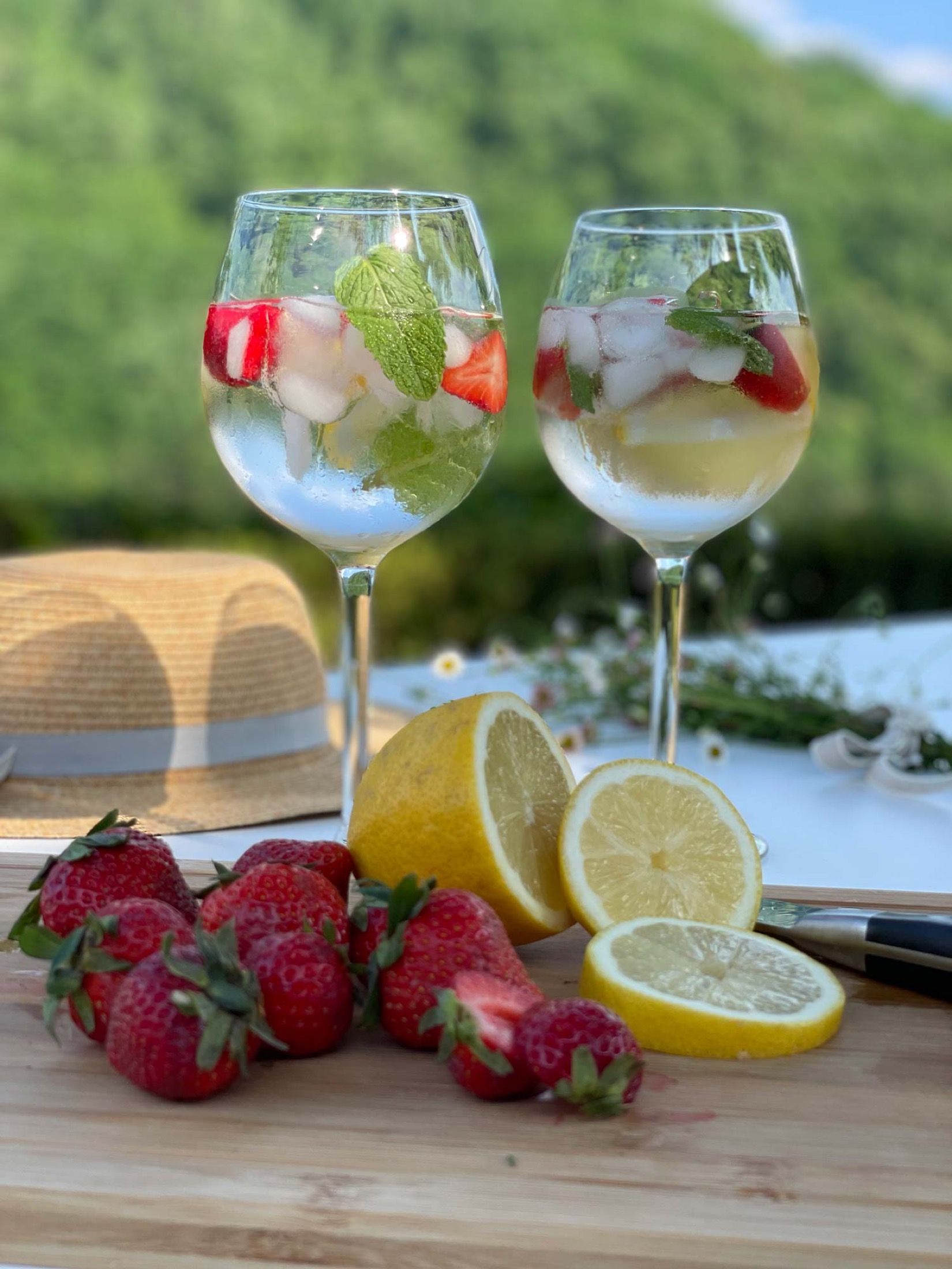 A poolside aperitivo, spritz and Tuscan fruit