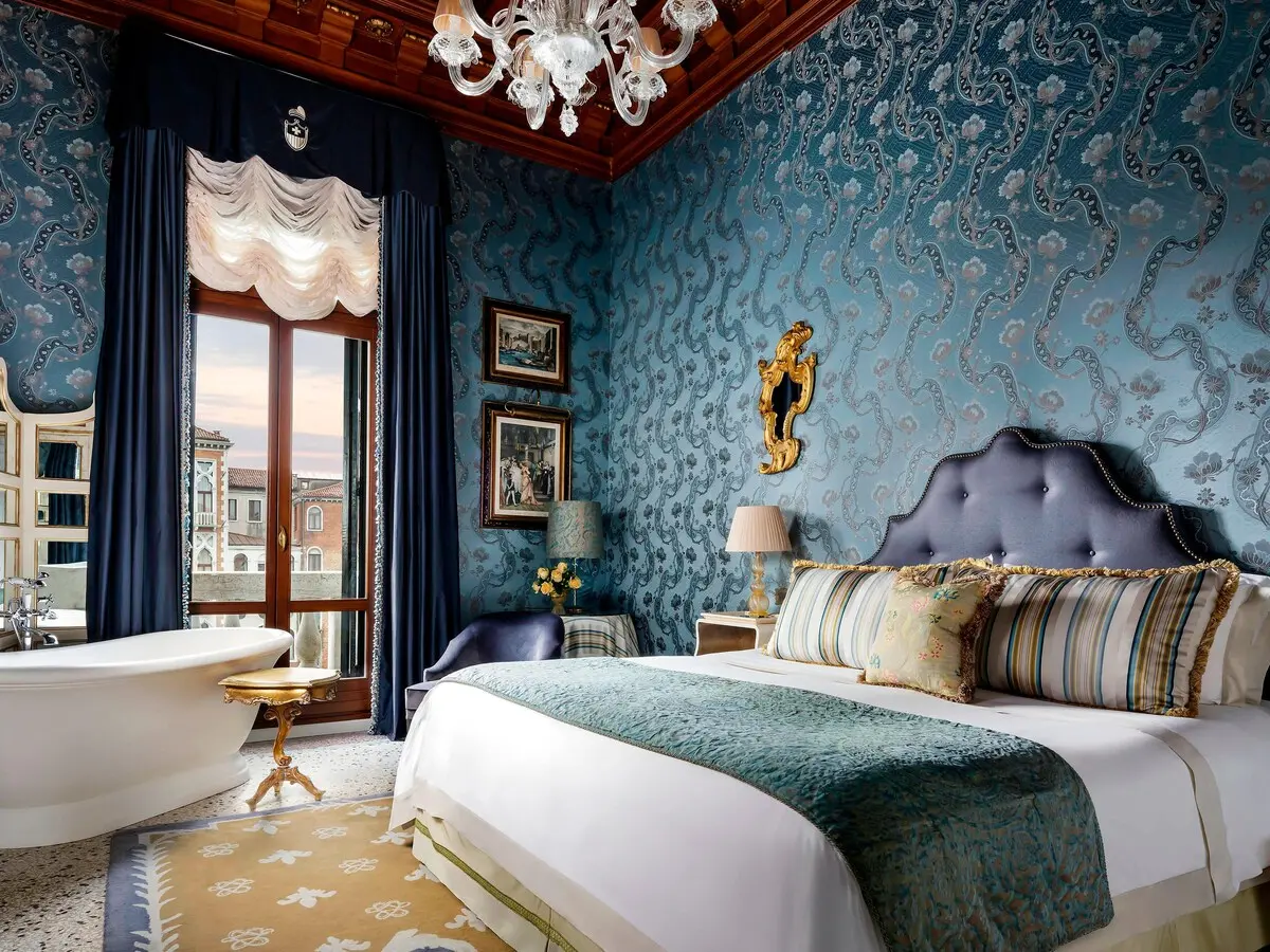 A Grand Canal Suite salon overlooking the water