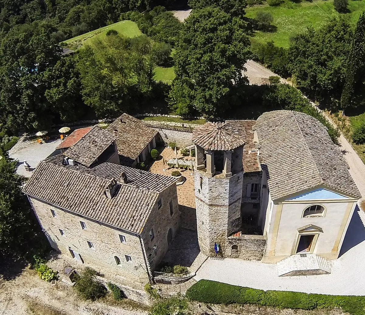 The panoramic infinity saltwater pool at Le Torri di Bagnara