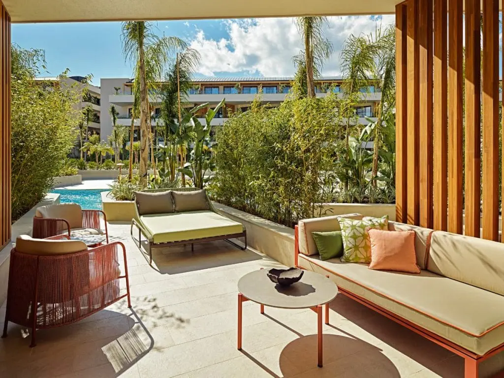 Swim-Up Suites