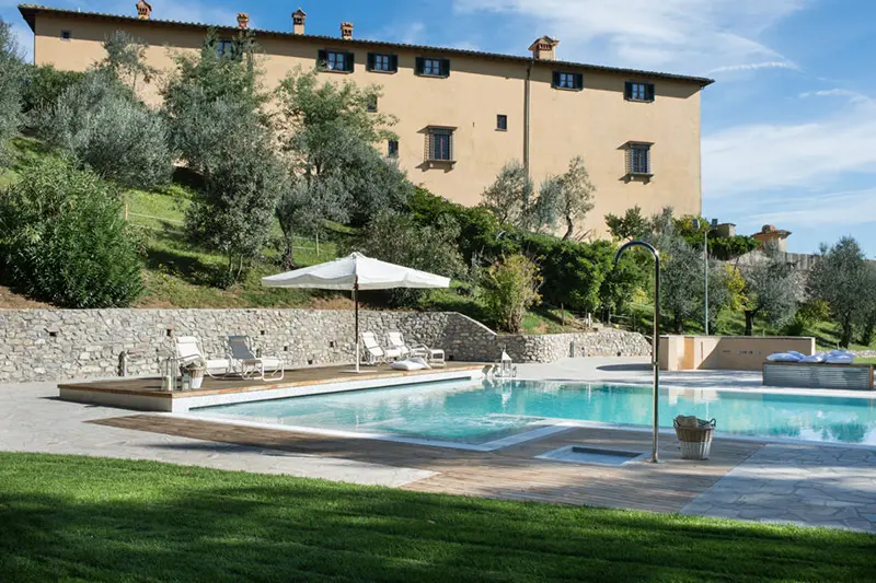 A sunset wedding banquet at Villa Il Cerretino