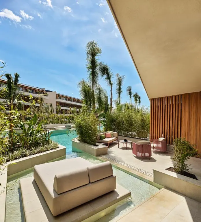 Swim-Up Suites