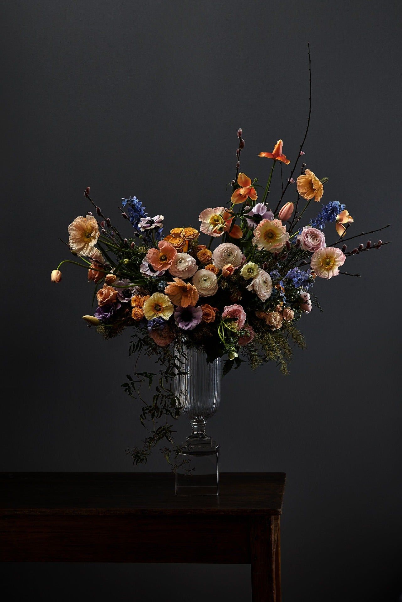 A tall arrangement of ivory rose, trailing to the table