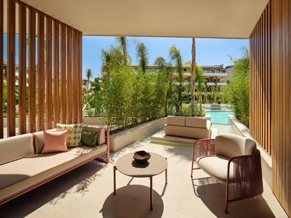 Swim-Up Suites