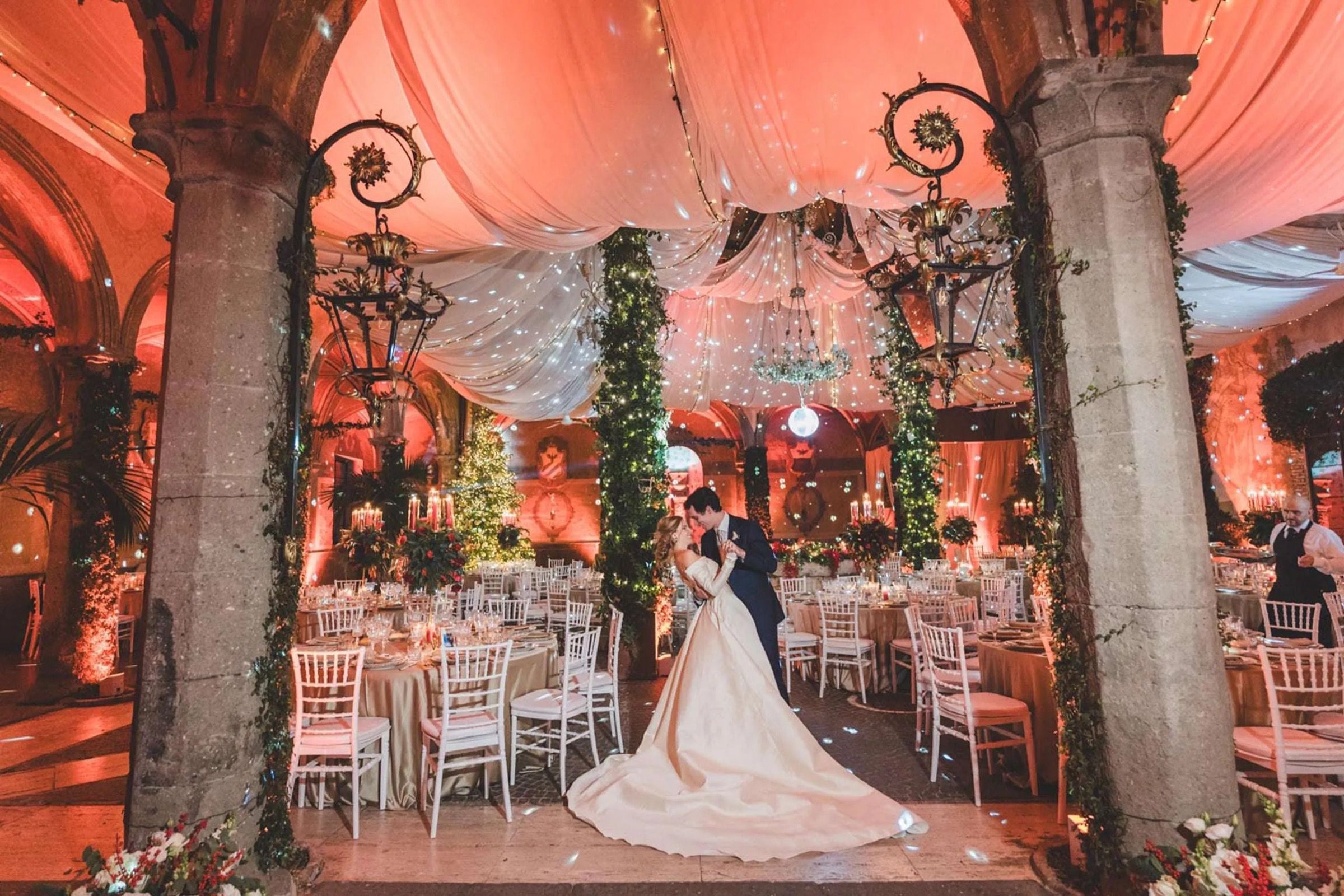A dramatic reception design by Eventilab