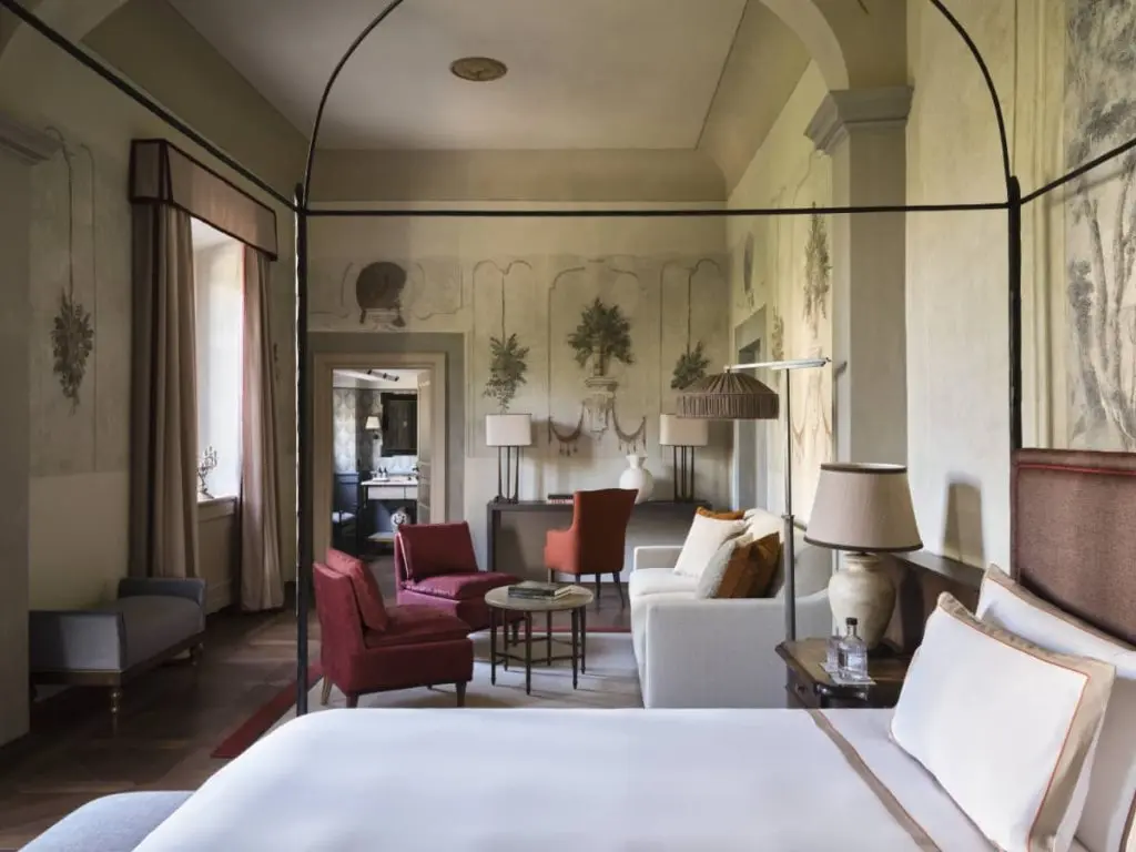 Suites with Canopy Bed