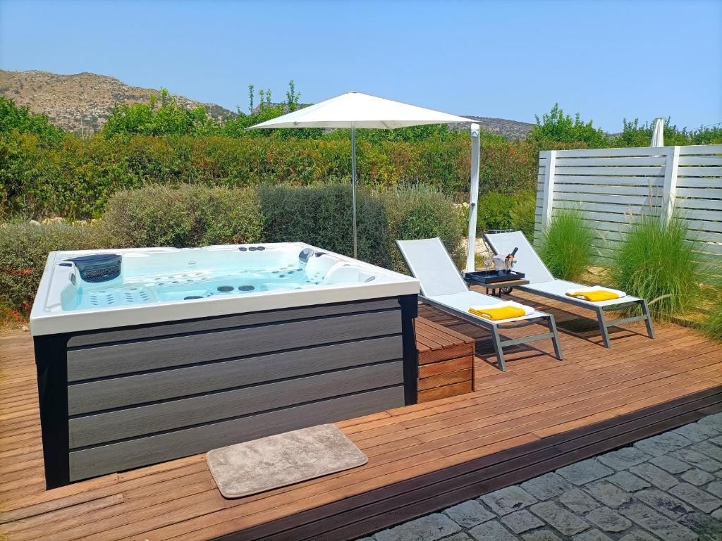 Pool & Hot Tub