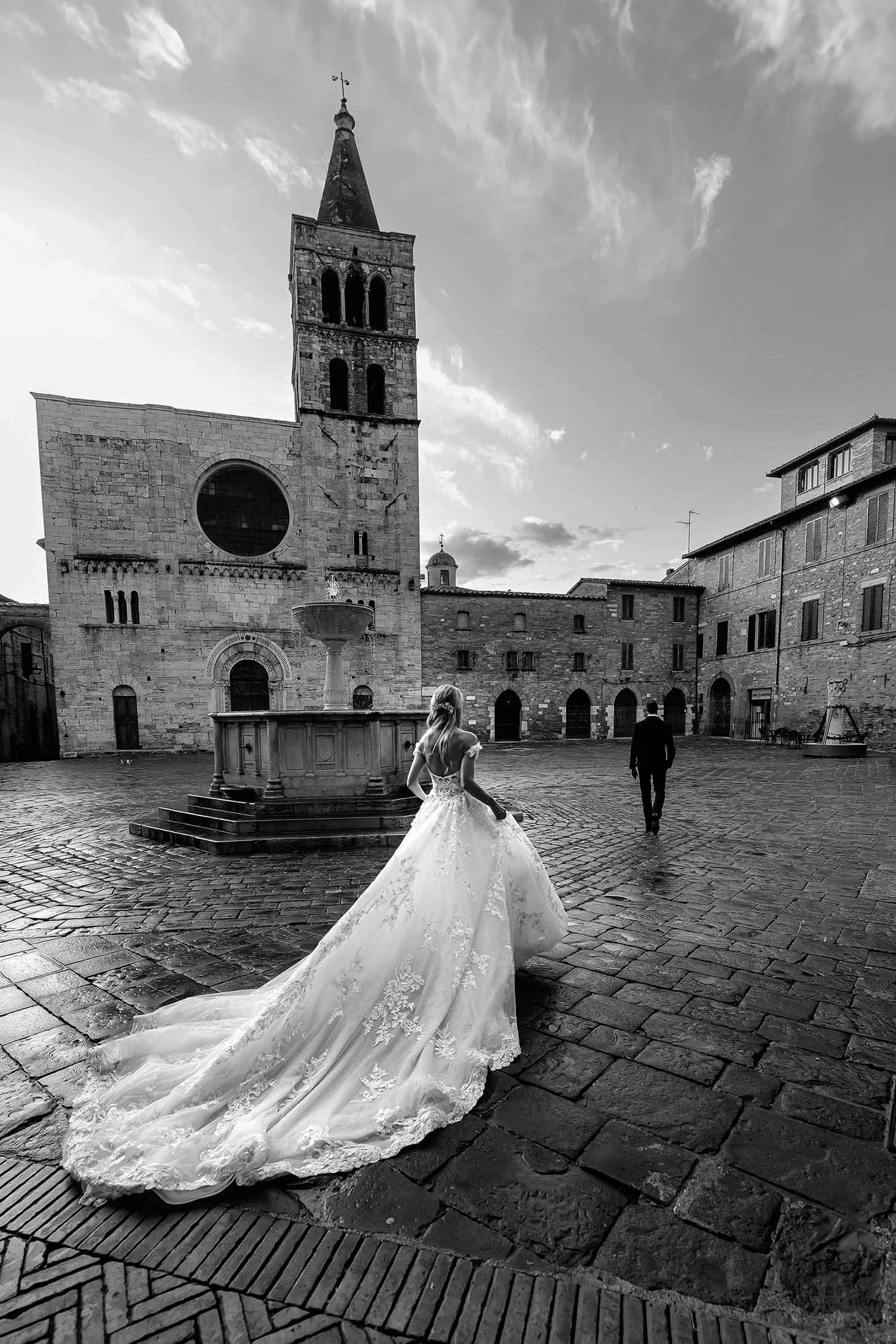 The bride in the square, the train behind her