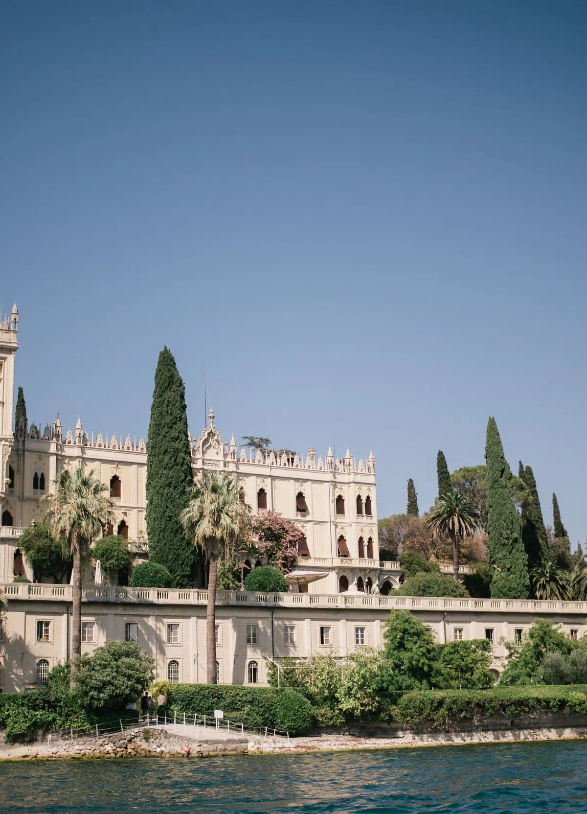 A ceremony beneath a Venetian Gothic arcade overlooking Lake Garda