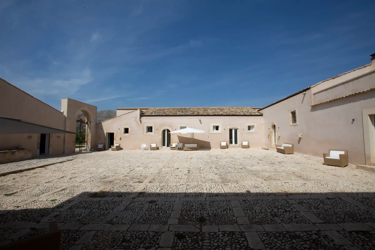 The Courtyard & Grounds