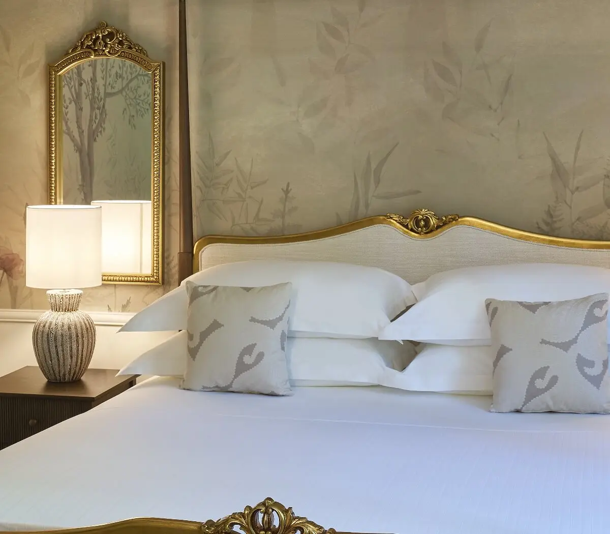Classic & Deluxe Rooms